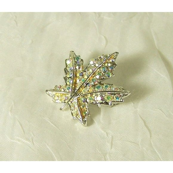 Pegasus Coro Maple Leaf Brooch 1945 Vintage Pave Rhinestones Silver Tone Pin - Picture 2 of 6